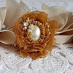 Bague Reflets de Rosée brodée avec un camé ovale Ivoire à laquelle s'ajoute facettes, perles rondes nacrées et rocailles aux couleurs Marron, Ivoire, Caramel sur une bague en laiton Bronze         